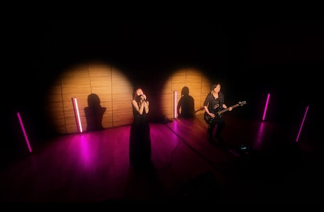 「STUDIO HISASHI with Anime」より、セッション中のHISASHI（GLAY）とアイナ・ジ・エンド。