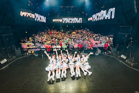 Zepp Shinjuku(TOKYO)のフロアをバックに記念撮影するフューチャーサイダー。(撮影:ワタナベタイシ)