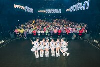 Zepp Shinjuku（TOKYO）のフロアをバックに記念撮影するフューチャーサイダー。（撮影：ワタナベタイシ）