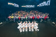 Zepp Shinjuku（TOKYO）のフロアをバックに記念撮影するフューチャーサイダー。（撮影：ワタナベタイシ）