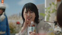 「クラフトボス 世界のTEA」新CM「宇宙人ジョーンズ・四姉妹」篇Aより。