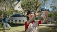 「クラフトボス 世界のTEA」新CM「宇宙人ジョーンズ・四姉妹」篇Aより。