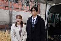 左から齊藤なぎさ、岩瀬洋志。©フジテレビ