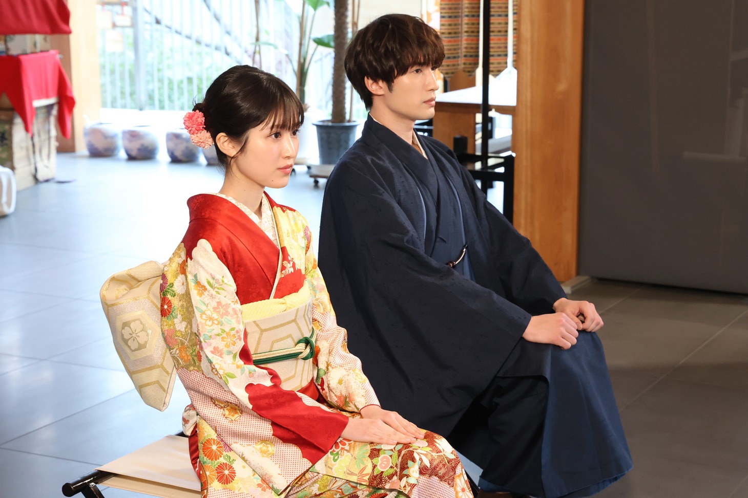 ご祈祷に臨む福本莉子（左）とジェシー（右）。