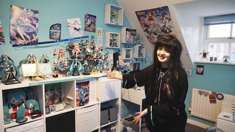 自室が初音ミクのグッズであふれるイギリスのボカロP。（写真提供：NHK）