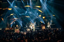 THE YELLOW MONKEYのライブの様子。