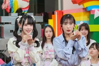 ミルクの飲み比べをする松本ももな、山岸愛梨キャスター。