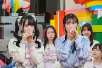 ミルクの飲み比べをする松本ももな、山岸愛梨キャスター。