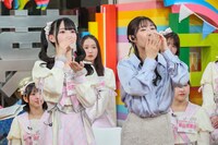 ミルクの飲み比べをする松本ももな、山岸愛梨キャスター。