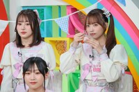 ケチャップ入りのミルクを飲む日向端ひな（右）。