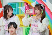 ケチャップ入りのミルクを飲む日向端ひな（右）。