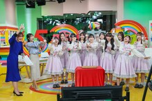 ミルクで乾杯する大島由香里アナウンサー、山岸愛梨キャスター、高嶺のなでしこ。