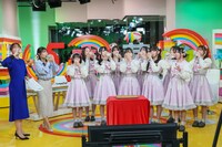 ミルクで乾杯する大島由香里アナウンサー、山岸愛梨キャスター、高嶺のなでしこ。