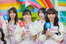 クイズに挑戦する高嶺のなでしこ。前列左から東山恵里沙、籾山ひめり。