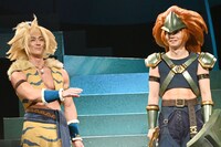 小笠原海（右）からのおはぎの差し入れを喜ぶ青柳塁斗（左）。