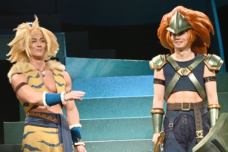 小笠原海（右）からのおはぎの差し入れを喜ぶ青柳塁斗（左）。