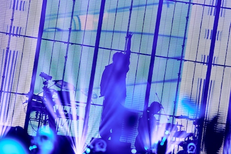 手を高く掲げるEMA（中央）。（撮影：日吉“JP”純平）