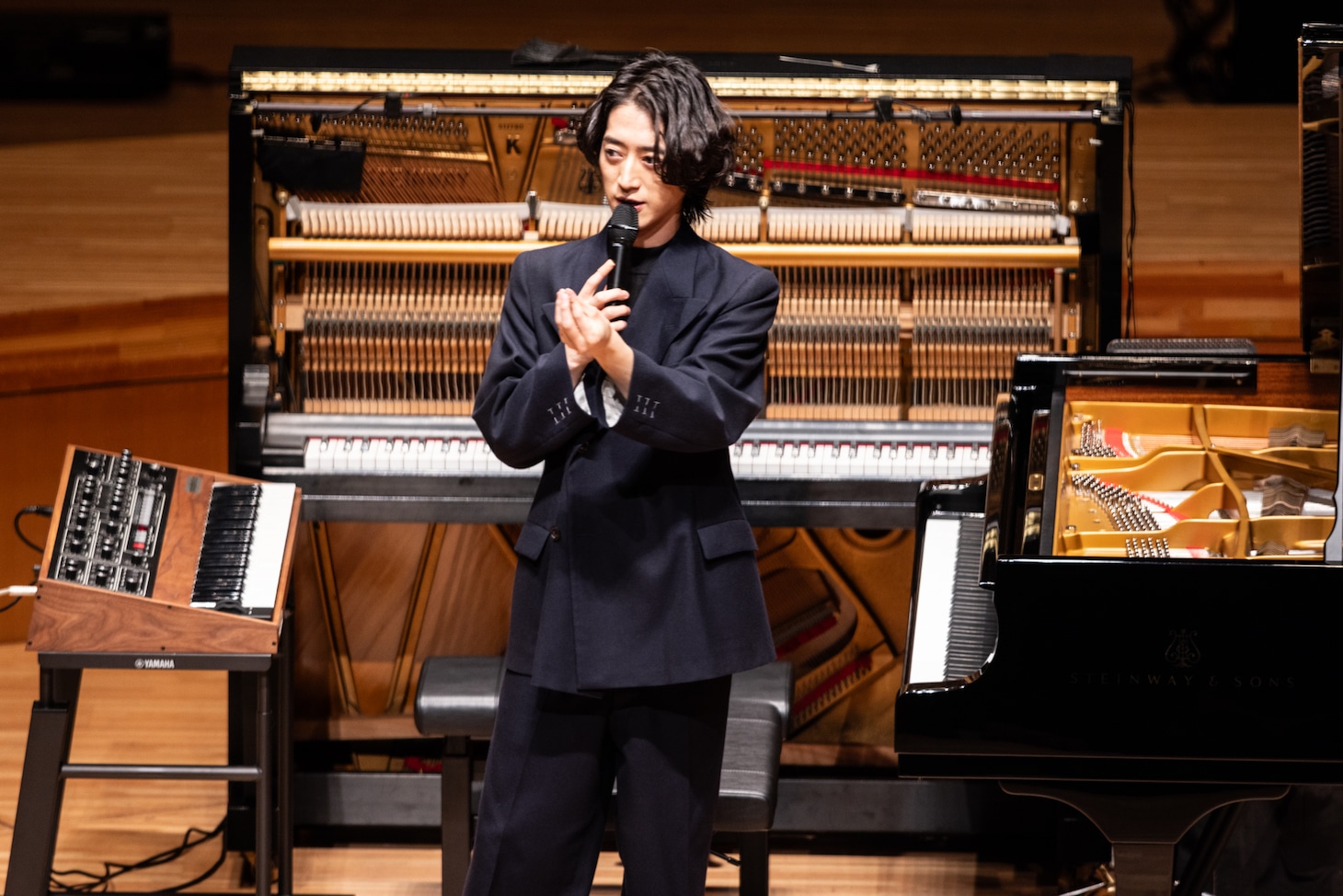 観客に語りかける角野隼斗。