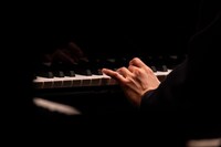 鍵盤に触れる角野隼斗の手。