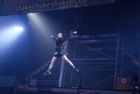 宙を舞う百田夏菜子。（撮影：上飯坂一）