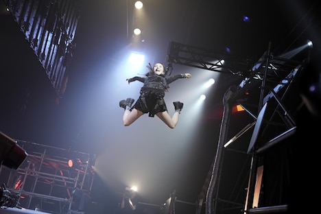 エビ反りジャンプを披露する百田夏菜子。(撮影:上飯坂一)