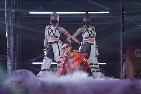 鉄パイプを持って登場した百田夏菜子。(撮影:上飯坂一)