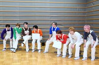 アロハの動向を見守る超特急。