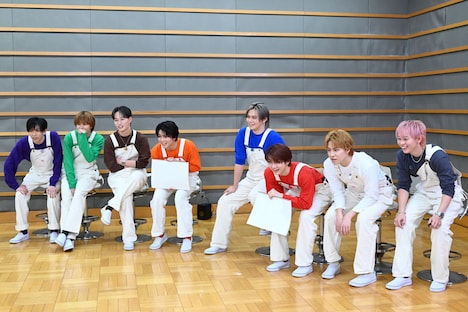 アロハの動向を見守る超特急。