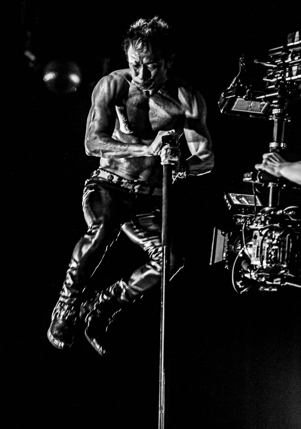 長渕剛 ボディバッグ 新品 長渕剛18年ぶりのCMで鍛え抜いた筋肉美を披露！65歳を感じさせない肉体