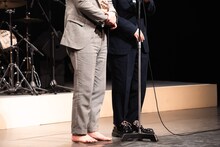 裸足でステージに上がったオズワルド畠中。