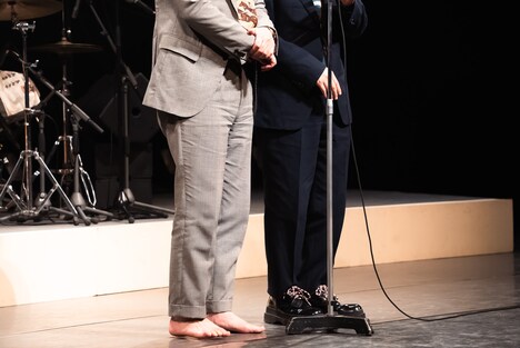 裸足でステージに上がったオズワルド畠中。