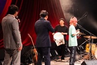 オズワルドにサインをもらえて喜ぶズ（Dr）。