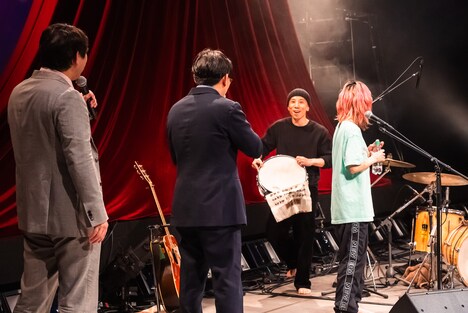 オズワルドにサインをもらえて喜ぶズ（Dr）。