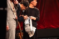 オズワルド伊藤からサインをもらうズ（Dr）。