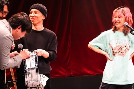 オズワルド畠中からサインをもらうズ（Dr）。