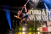 田淵智也（B）（Photo by Viola Kam［V'z Twinkle］）