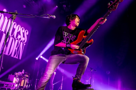 田淵智也（B）（Photo by Viola Kam［V'z Twinkle］）