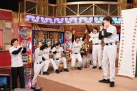 田中圭とSixTONES。©日本テレビ