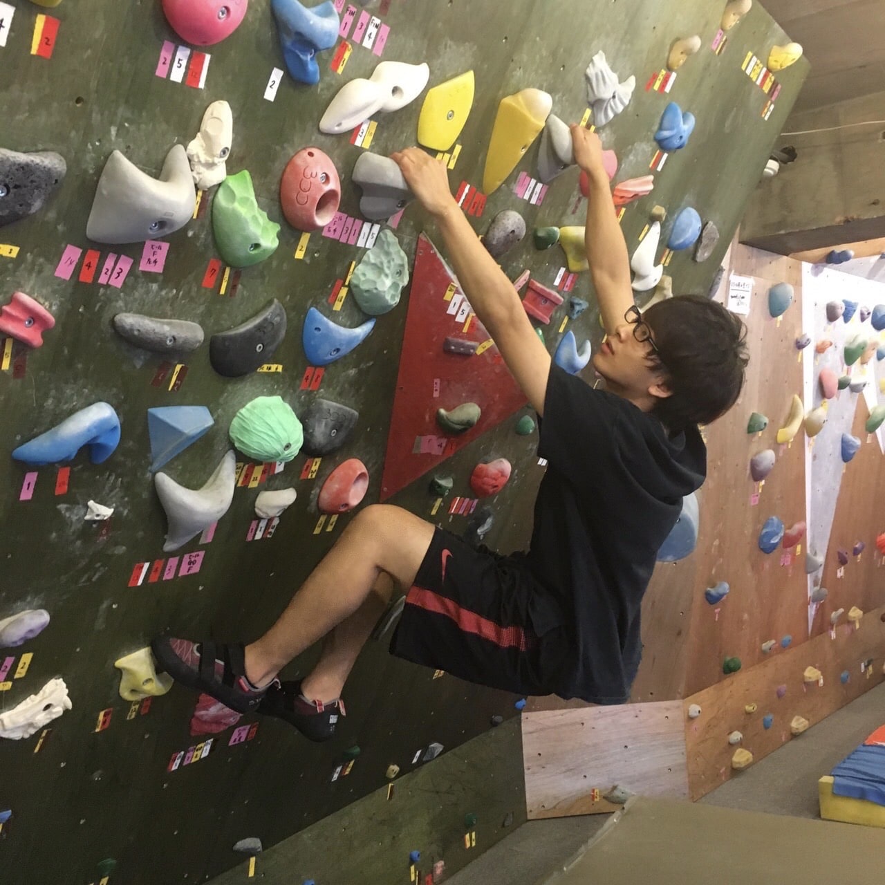 ボルダリングを楽しむ本田康祐。