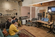 「今君電話」BGM試聴会の様子。(Photo by RiE Amano)