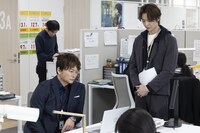 香取慎吾（左）とヘイテツ（右）。「日本一の最低男 ※私の家族はニセモノだった」より。