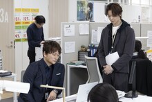 香取慎吾（左）とヘイテツ（右）。「日本一の最低男 ※私の家族はニセモノだった」より。