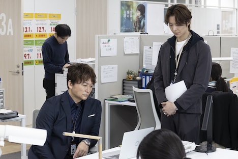 香取慎吾（左）とヘイテツ（右）。「日本一の最低男 ※私の家族はニセモノだった」より。