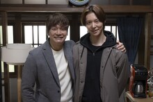 香取慎吾（左）とヘイテツ（右）。