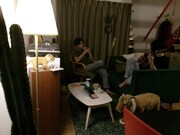 リビングにて。右奥が赤い階段。