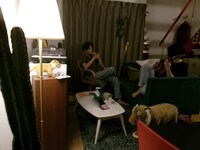 リビングにて。右奥が赤い階段。