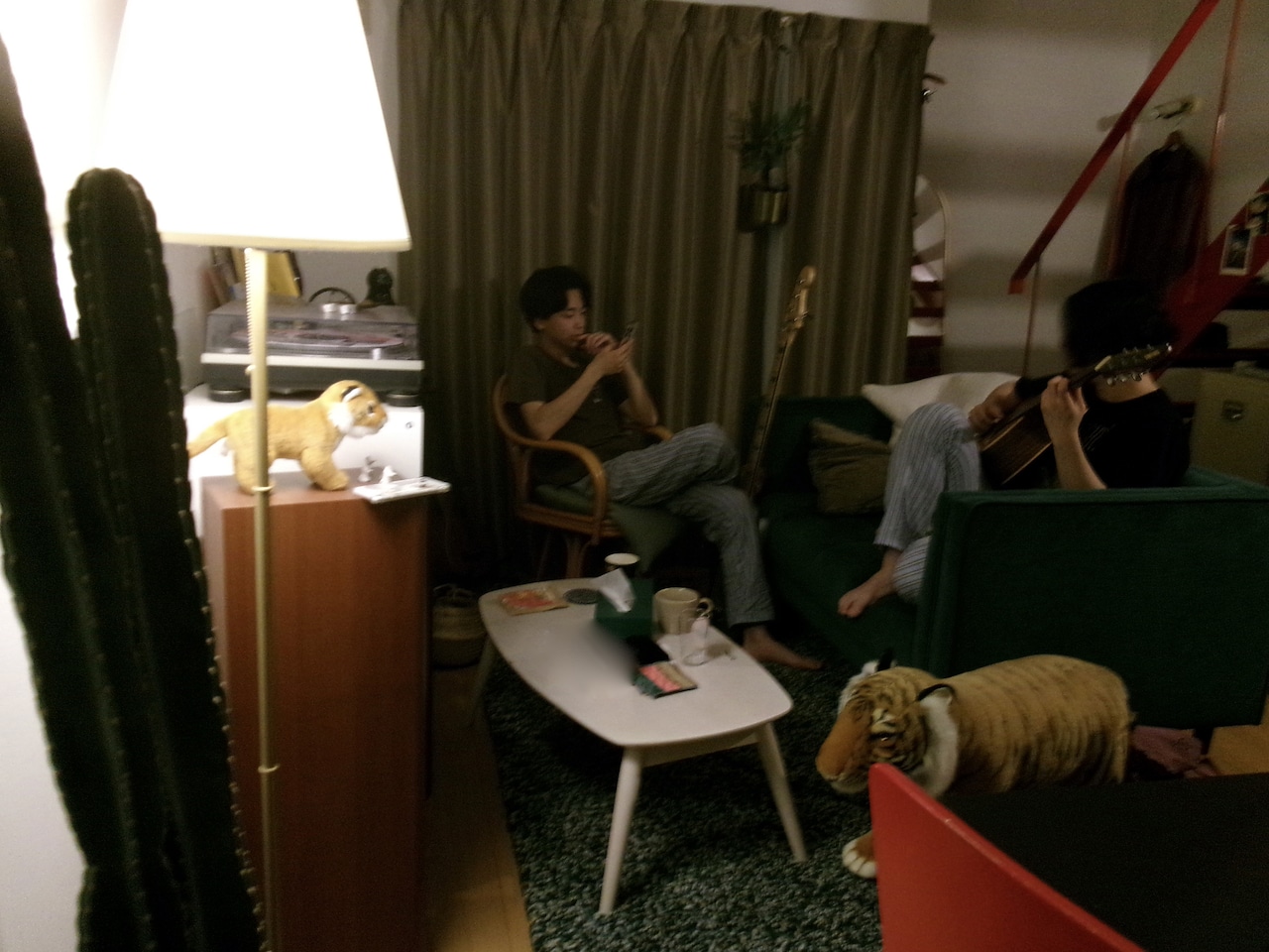 リビングにて。右奥が赤い階段。