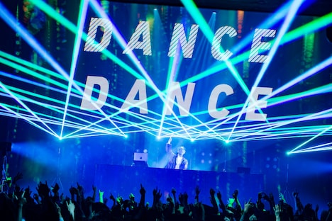 TAKU INOUEのステージの様子。（撮影：横山マサト）