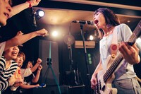 しおきち（B, Vo）（Photo by toya［@__tpwbo］）