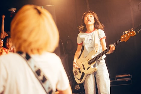 ゆきなり（G, Vo）越しのしおきち（B, Vo）。（Photo by toya［@__tpwbo］）